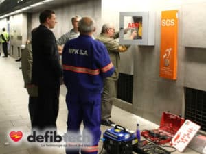 installation d'un défibrillateur Defibtech dans une fare de métro par des techniciens