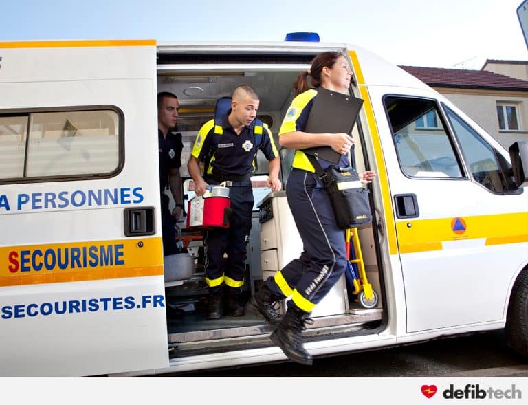 Secouriste de la FFSS sortant d'un véhicule de secours.