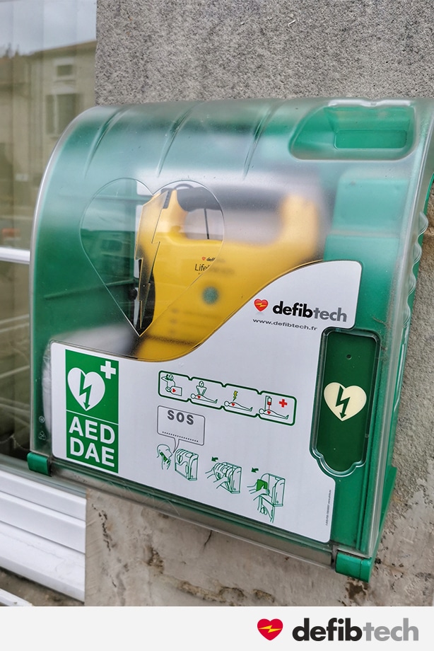 installation-exterieure-defibrillateur-defibtech-boitier-aivia-chauffant